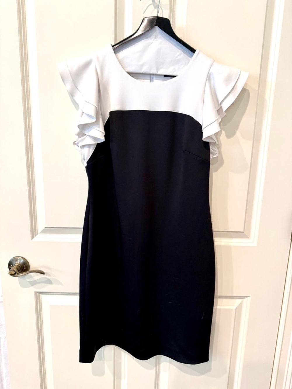 Gorgeous like new Tommy Hilfiger Black and White Ruffle Sleeve Sheath Dress, 10.